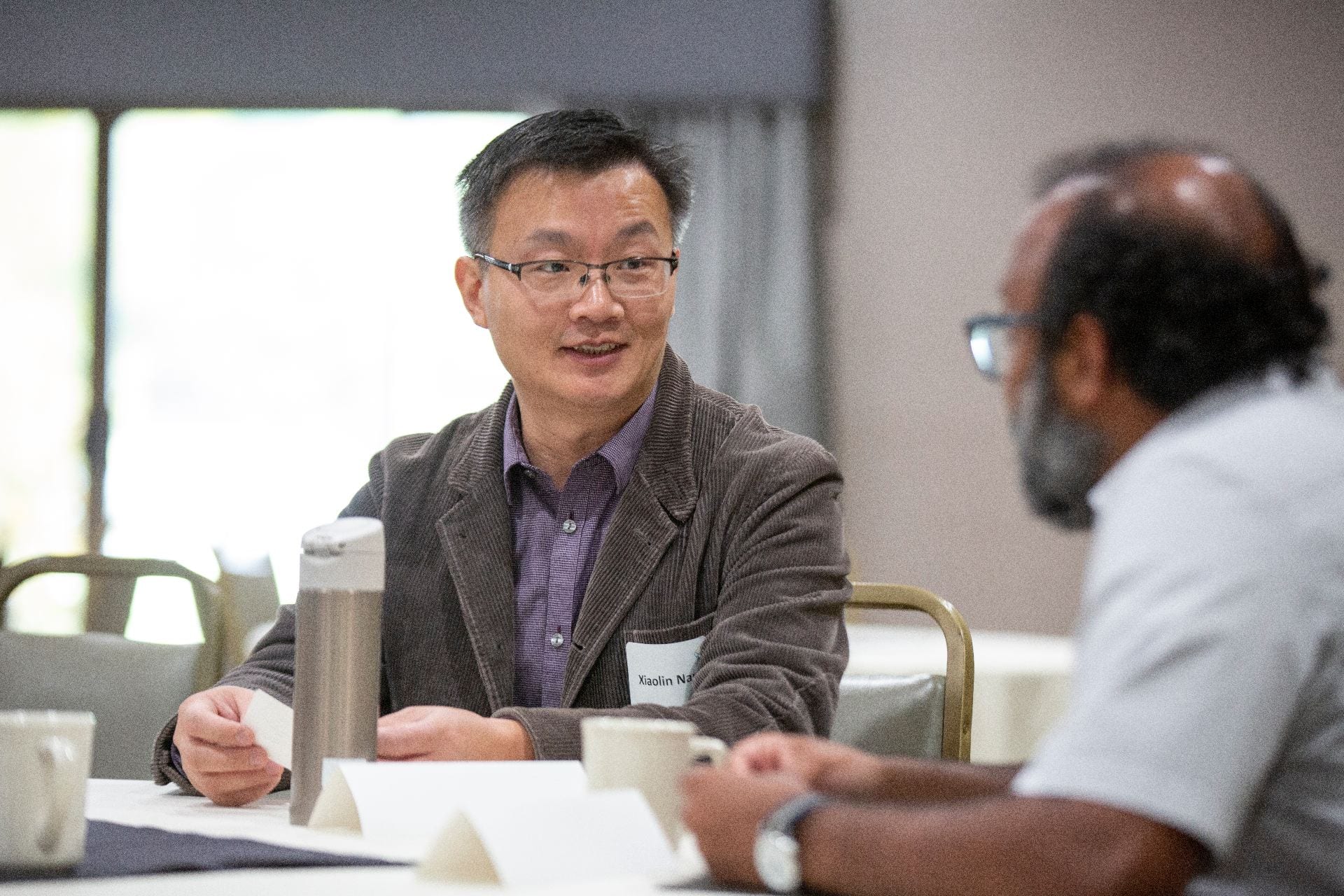 Photo of Xiaolin Nan (left), an assistant professor in the OHSU Department of Biomedical Engineering, and UO’s Ramesh Jasti (right), an associate professor in UO’s Department of Chemistry and Biochemistry